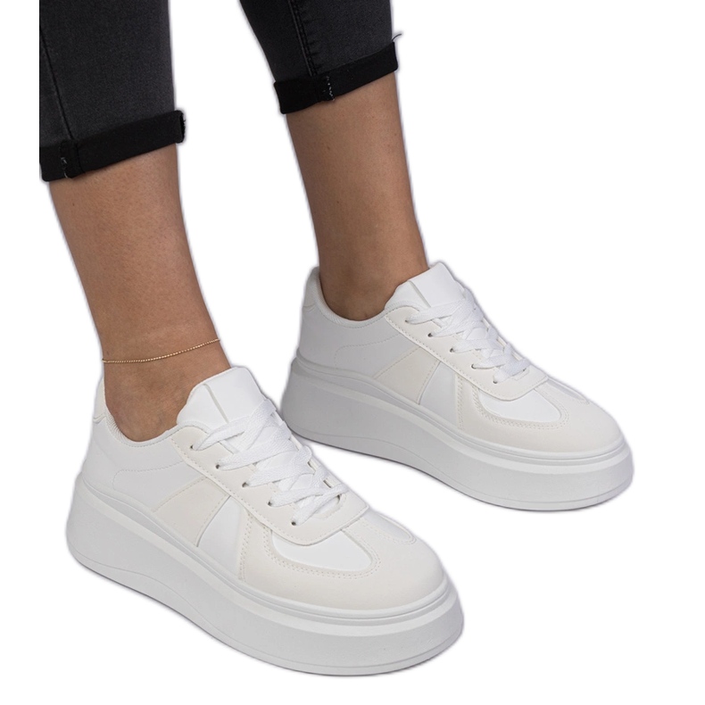 Tênis brancos tênis na plataforma