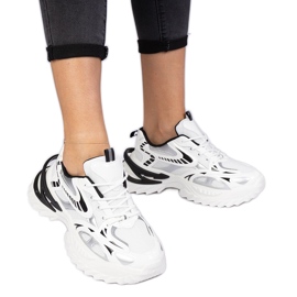 Tênis esportivo branco com sola enorme