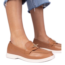 Mocassins femininos marrons com uma decoração de ouro marrom