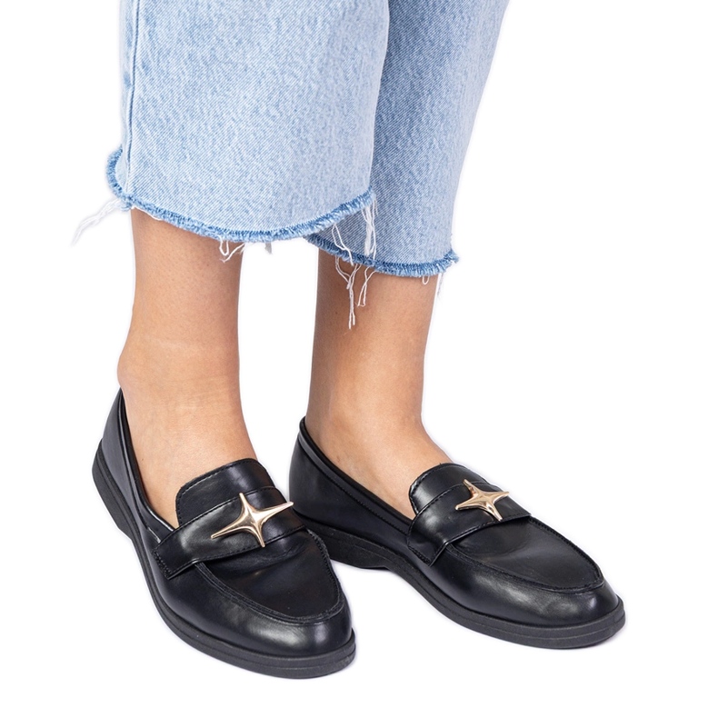 Mocassins femininos pretos com decoração dourada