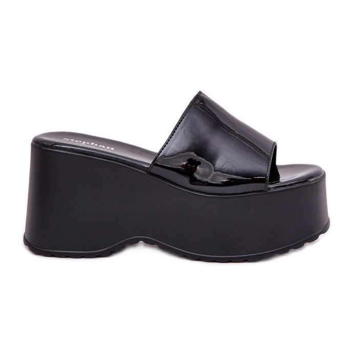 Flipers de mulheres pintadas na plataforma e cunhas pretas preto