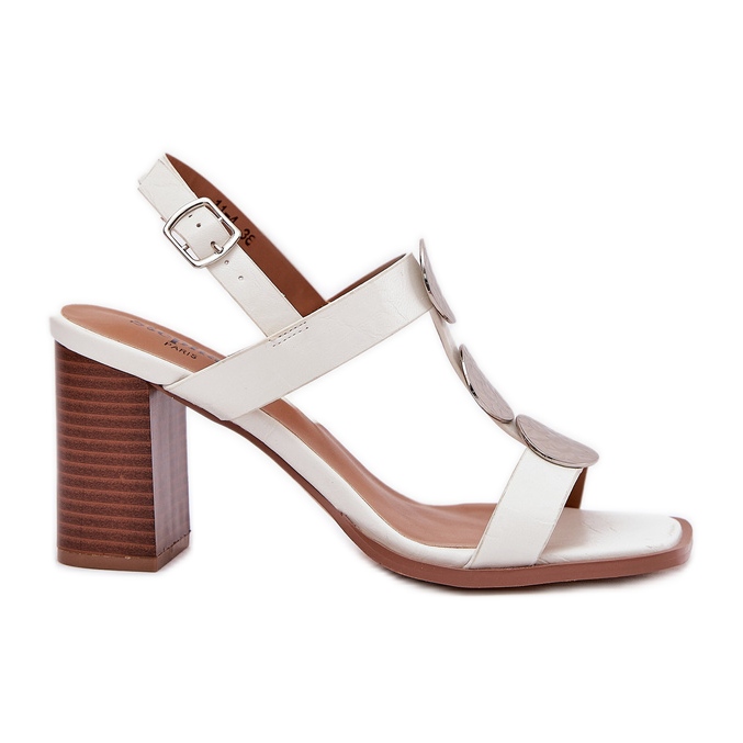 Sandálias femininas no poste com uma faixa decorativa branca branco