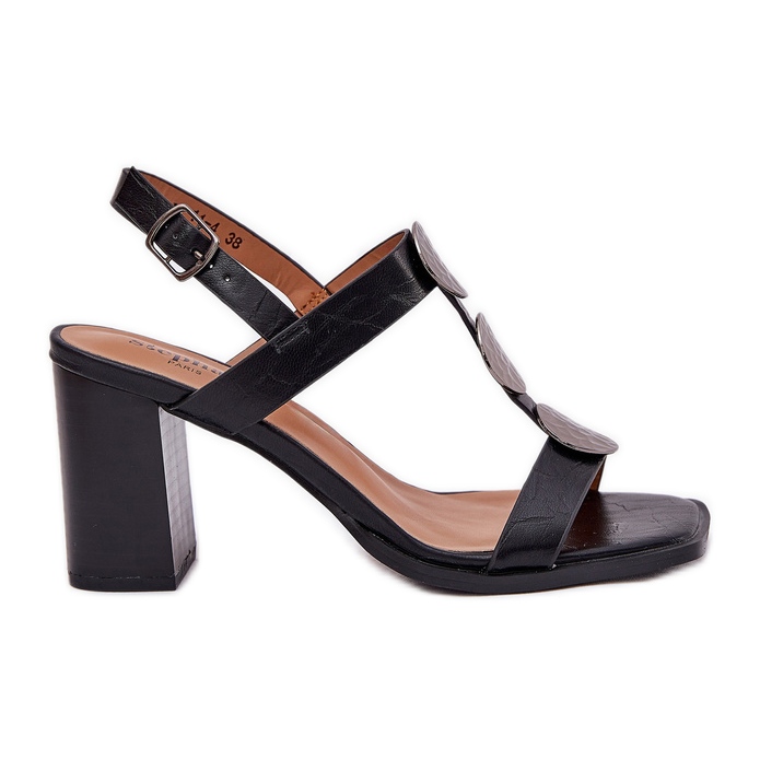 Sandálias femininas no poste com uma tira decorativa preta preto