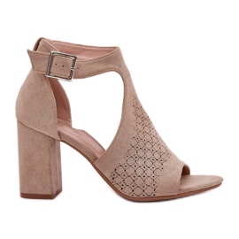 Sandálias com um padrão de trabalho aberto no pilar Eco -Suede bege