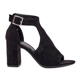 Sandálias com um padrão de trabalho aberto no posto de camurça negra eco preto