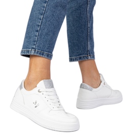 Tênis brancos femininos com brilho prateado