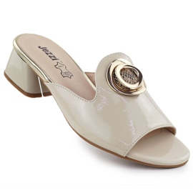 Slippers em um quarteirão com um ornamento envernizado bege jezzi 214 Slippers em um quarteirão com um ornamento envernizado bege jezzi 214