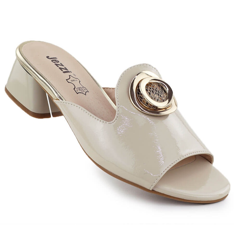 Slippers em um quarteirão com um ornamento envernizado bege jezzi 214