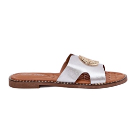 Chinelos de mulheres planas com detalhes de prata decorativos cinza