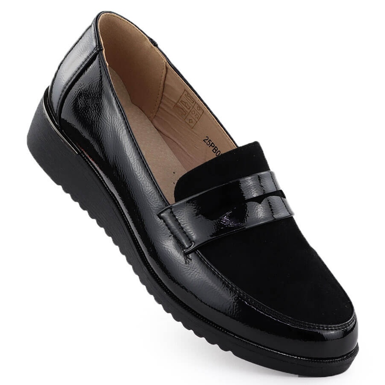 Os sapatos femininos envernizados em uma plataforma Black Unisoft 9040 preto