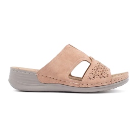 Chinelos em um pó de cunha baixa rosa