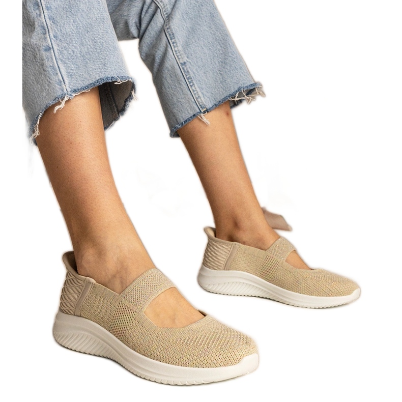 Tênis femininos bege em uma sola pressionada