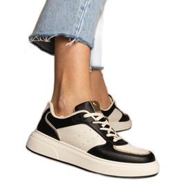 Tênis de mulheres negras com um acessório de glitter preto Tênis de mulheres negras com um acessório de glitter preto