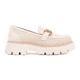 Goodin Mocas bege na plataforma com uma corrente dourada