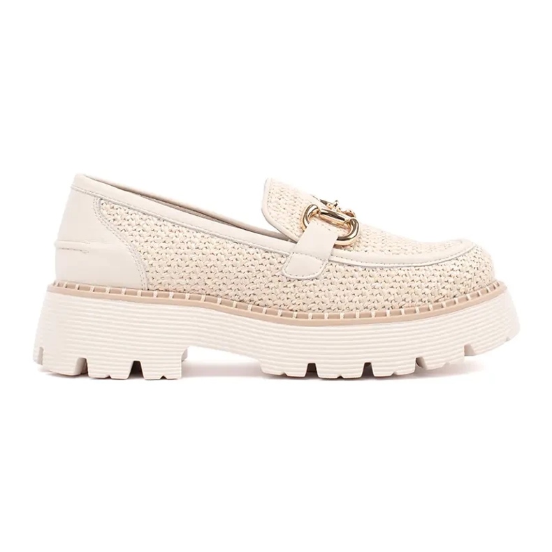 Goodin Mocas bege na plataforma com uma corrente dourada