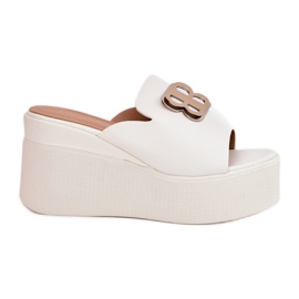 Slippers na plataforma e cunhas com um ornamento branco