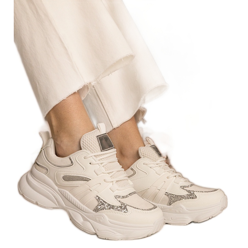 Esportes femininos de tênis brancos com brilho