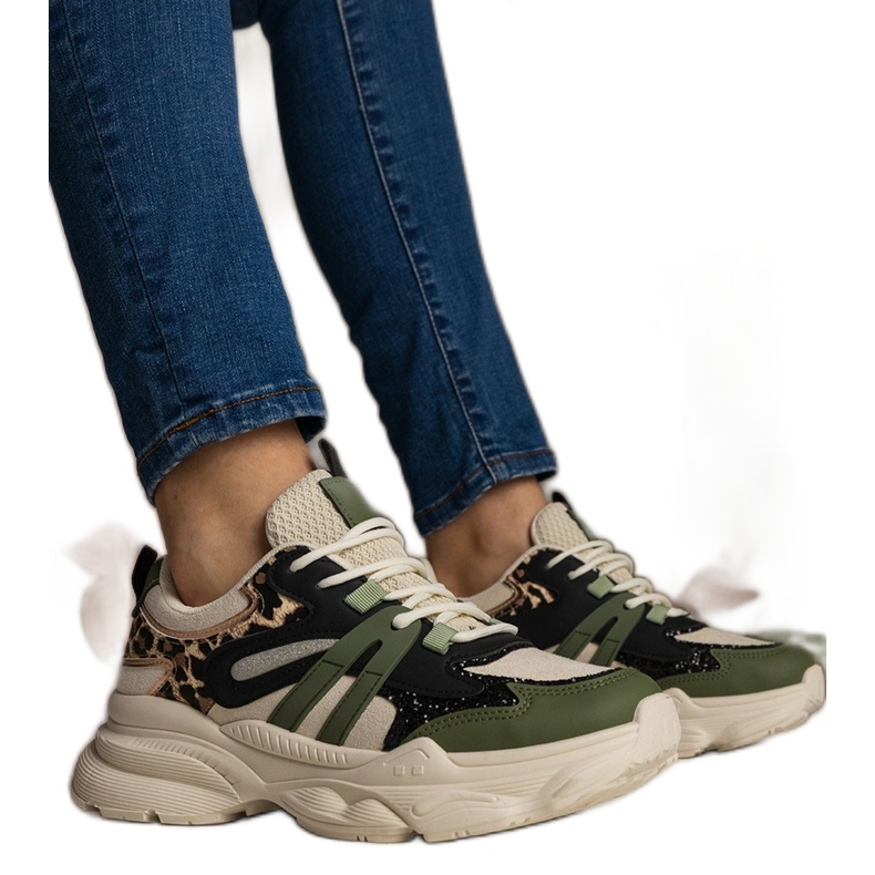 Esportes femininos de tênis verdes com brilho preto