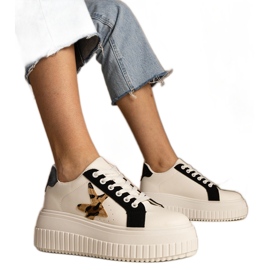 Tênis preto e branco decorados com glitter e estrela