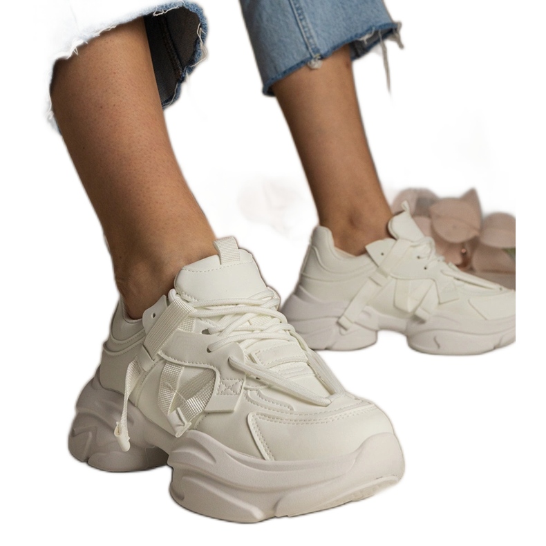 Esportes enormes de tênis brancos femininos