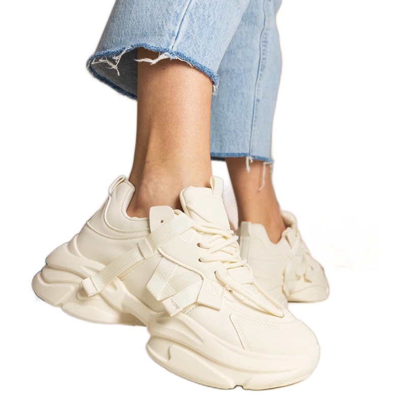 Esportes enormes femininos de tênis bege