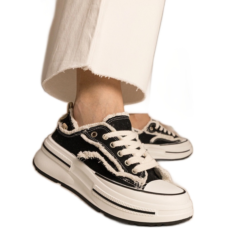 Tênis de mulheres negras em uma sola alta preto