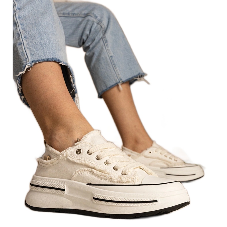 Tênis de mulheres brancas em uma sola alta branco