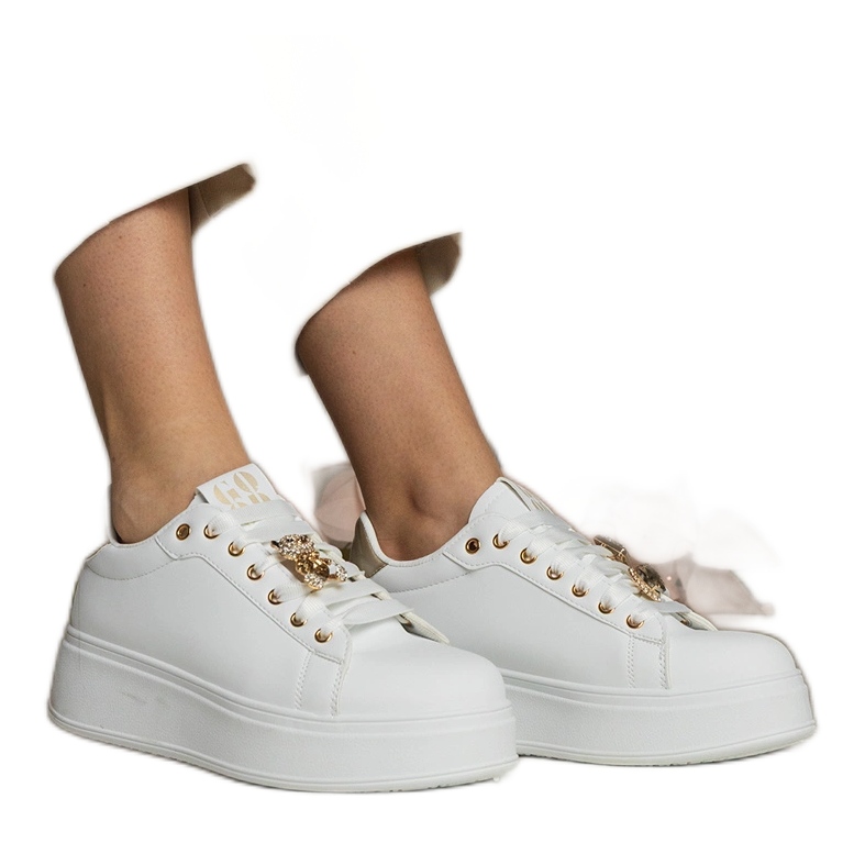 Tênis brancos e dourados femininos decorados com pedras