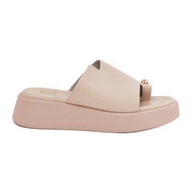 Flips femininos na plataforma e cunhas baixas com detalhes decorativos bege