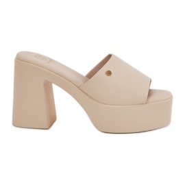 Flipers de couro eco feminino no poste e plataforma de mendigo leve bege