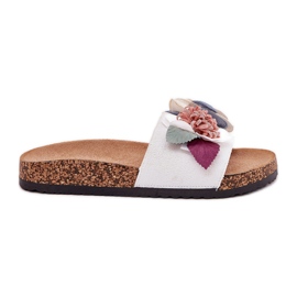 Chinelos femininos com flores em uma plataforma de cortiça branca branco