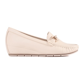 Goodin Mocas bege em uma cunha baixa com um ornamento