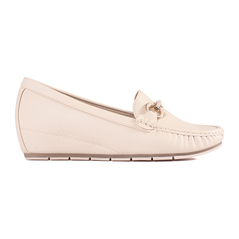 Goodin Mocas bege em uma cunha baixa com um ornamento