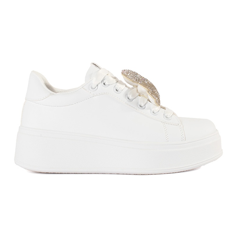 Tênis brancos em uma plataforma de ursinho de pelúcia