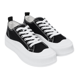 Tênis preto e branco com sola grossa