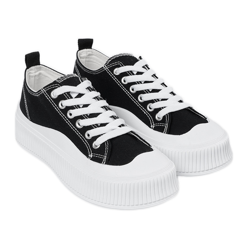 Tênis preto e branco com sola grossa