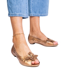 Sapatilhas douradas com aberturas e bico aberto dourado Sapatilhas douradas com aberturas e bico aberto dourado