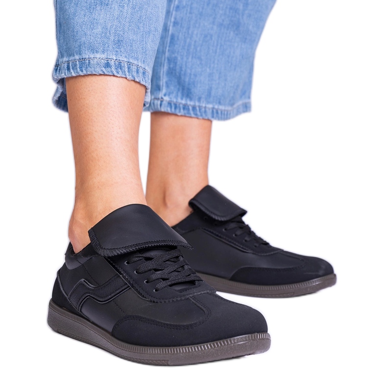 Tênis pretos baixos