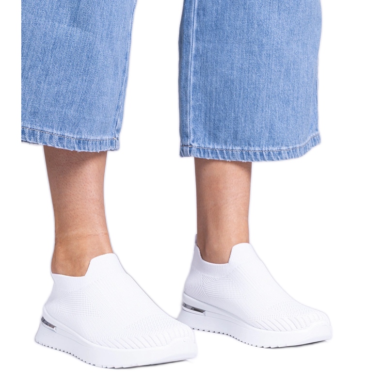 Tênis esportivo branco slip-on