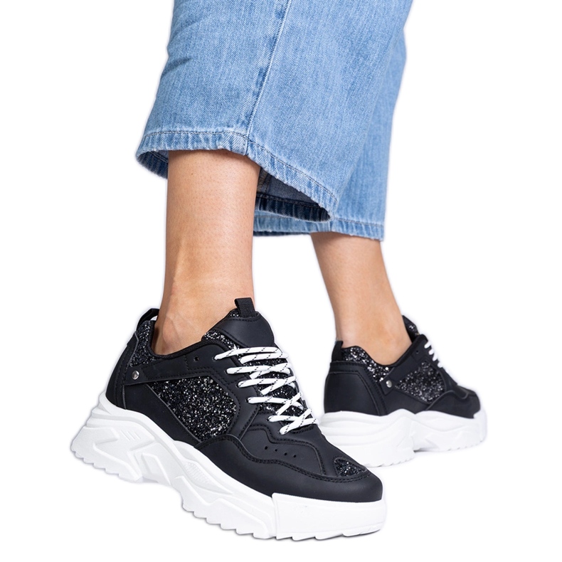 Tênis de mulheres negras com inserções de brilho preto