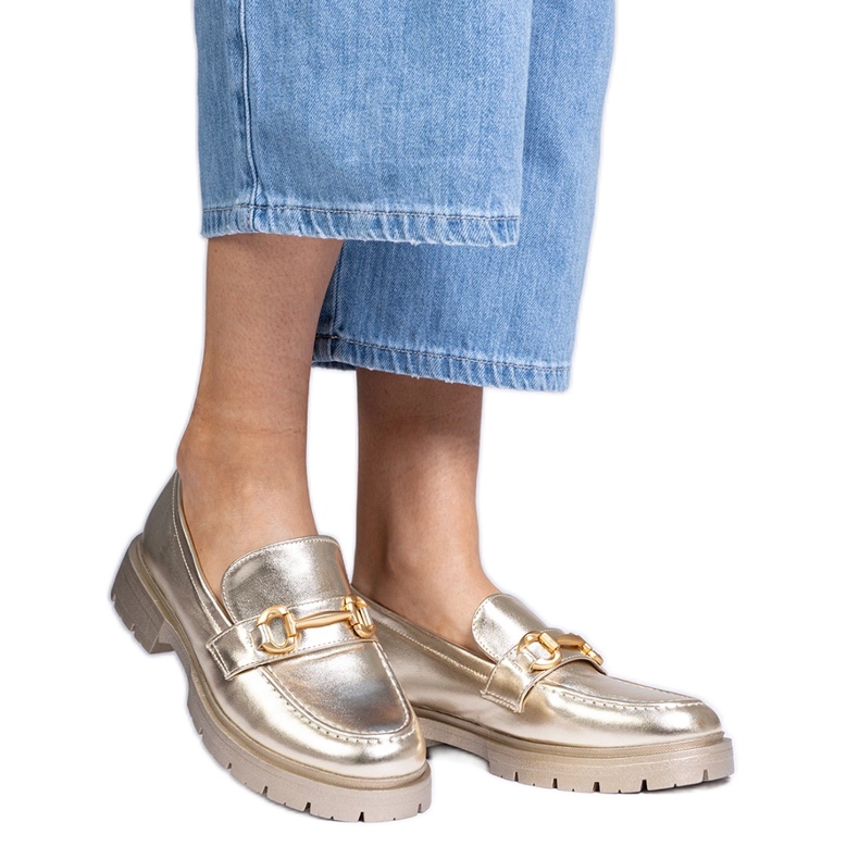 Mocas elegantes de ouro com decoração dourado