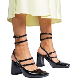 Sandálias pretas envernizadas no post preto