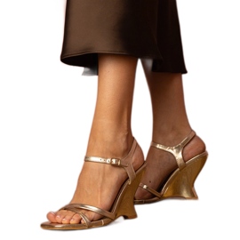 Sandálias femininas douradas na cunha dourado Sandálias femininas douradas na cunha dourado