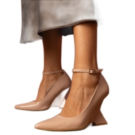 Bombas bege envernizadas na cunha Bombas bege envernizadas na cunha