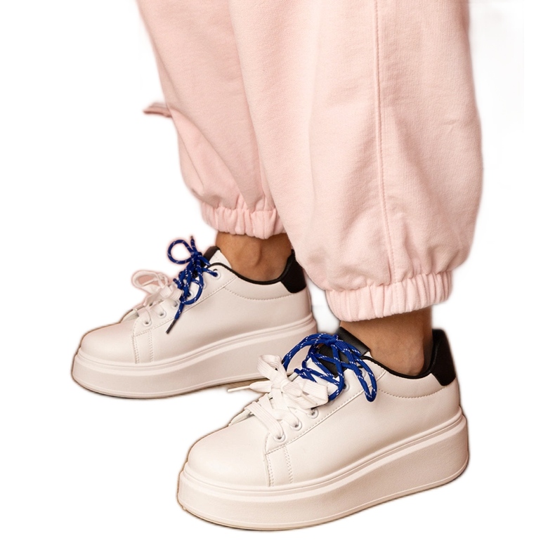 Tênis esportivos brancos na plataforma