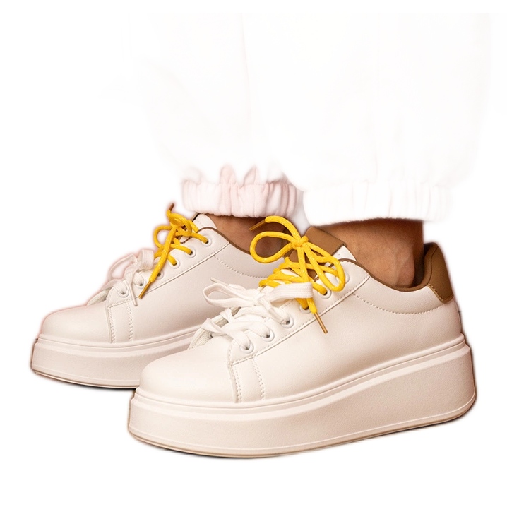 Tênis esportivos brancos na plataforma