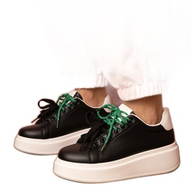 Tênis esportivos negros na plataforma preto