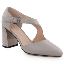 Bombas de couro nos sapatos de pilar com um cinto cinza Vinceza 91133