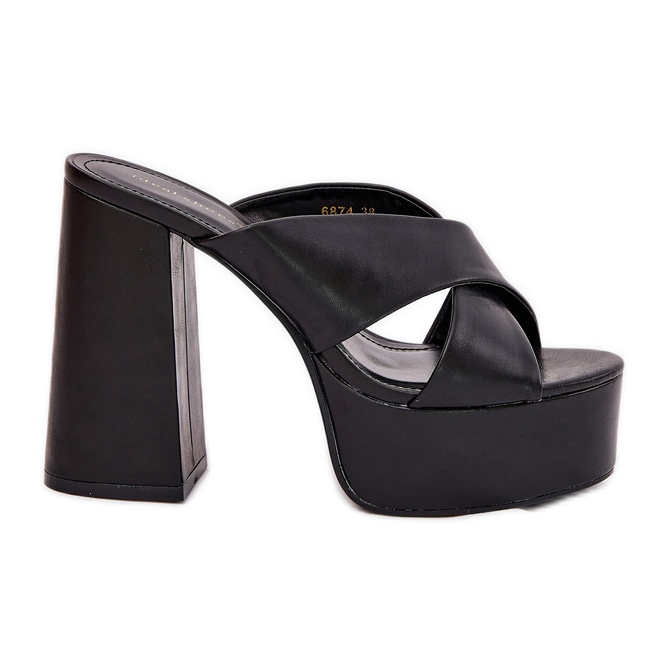 Chinelos femininos na plataforma e o pilar preto