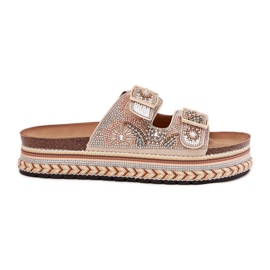 Chinelos com decoração e fivelas na plataforma de ouro dourado